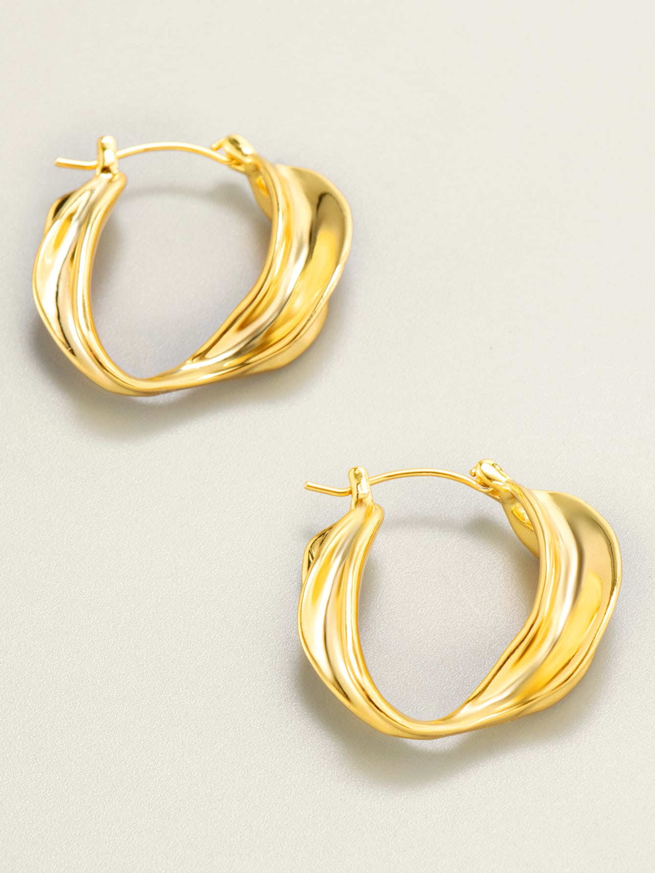 Orecchini a cerchio in ottone in stile retrò dal design elegante e di alta qualità